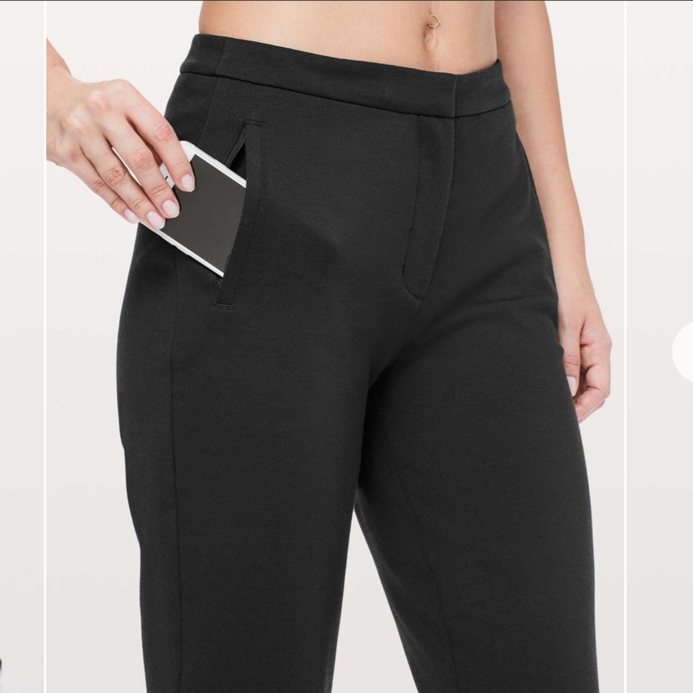Lululemon On The Move Pant Ponte 25"
Black size 4
